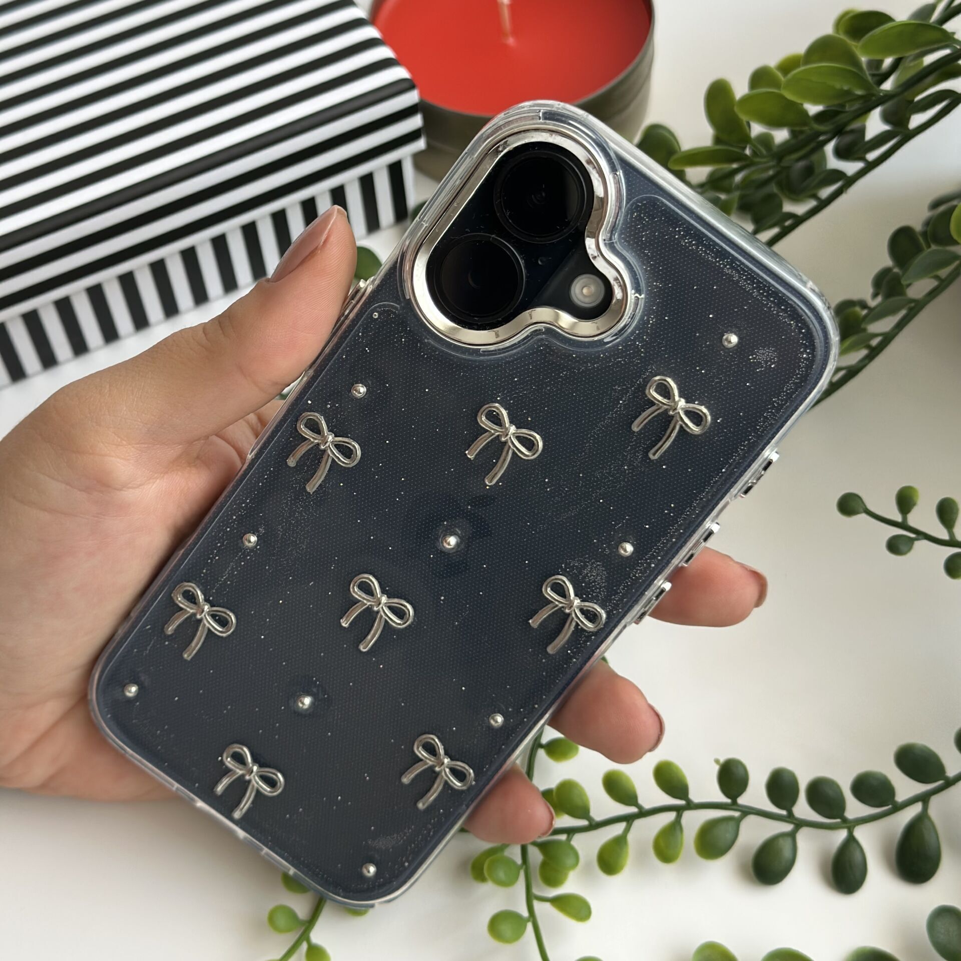 Gümüş Noktalı Fiyonk – Lüks iPhone Kılıfı