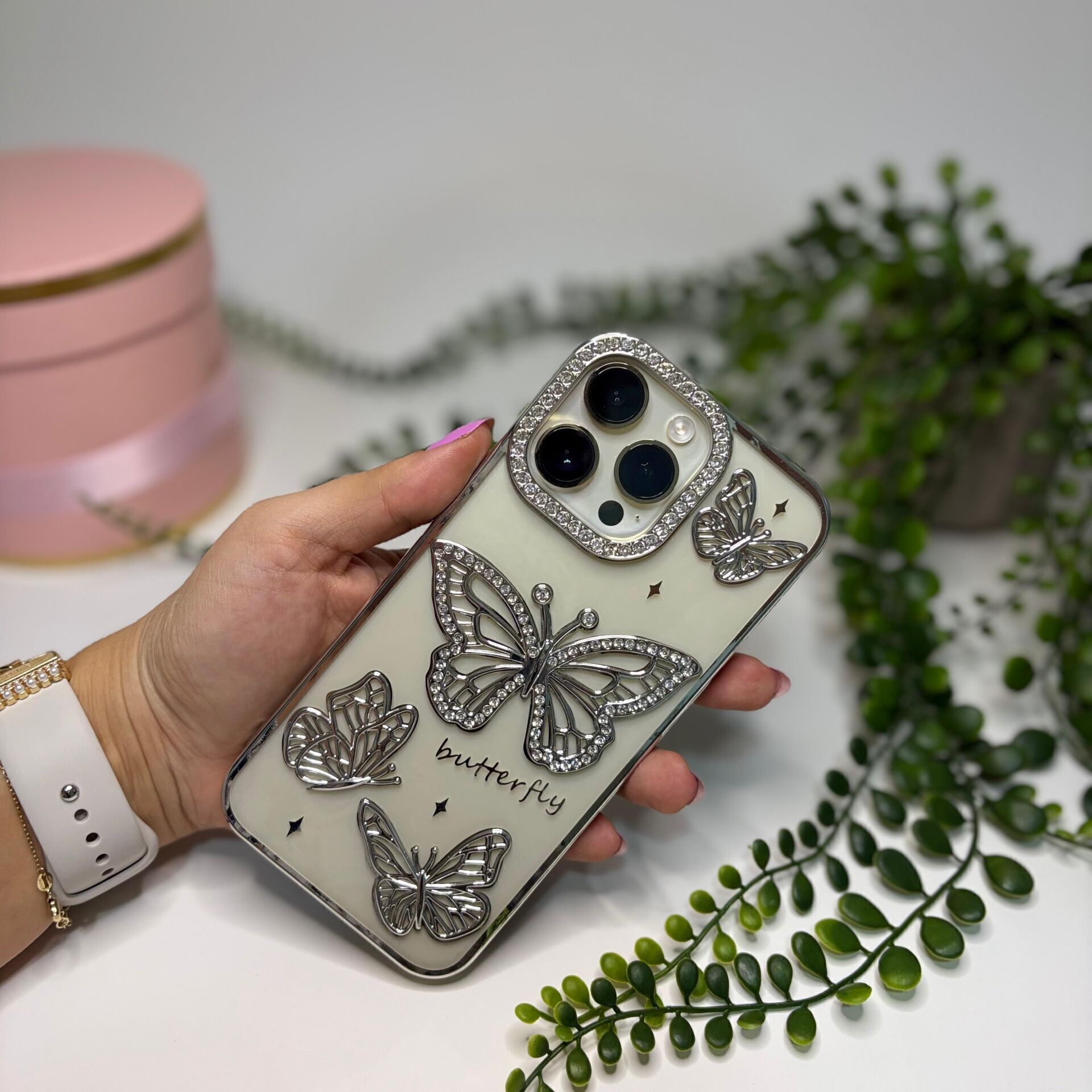Parlak Taşlı Kelebek Desenli Iphone 16 Kılıf