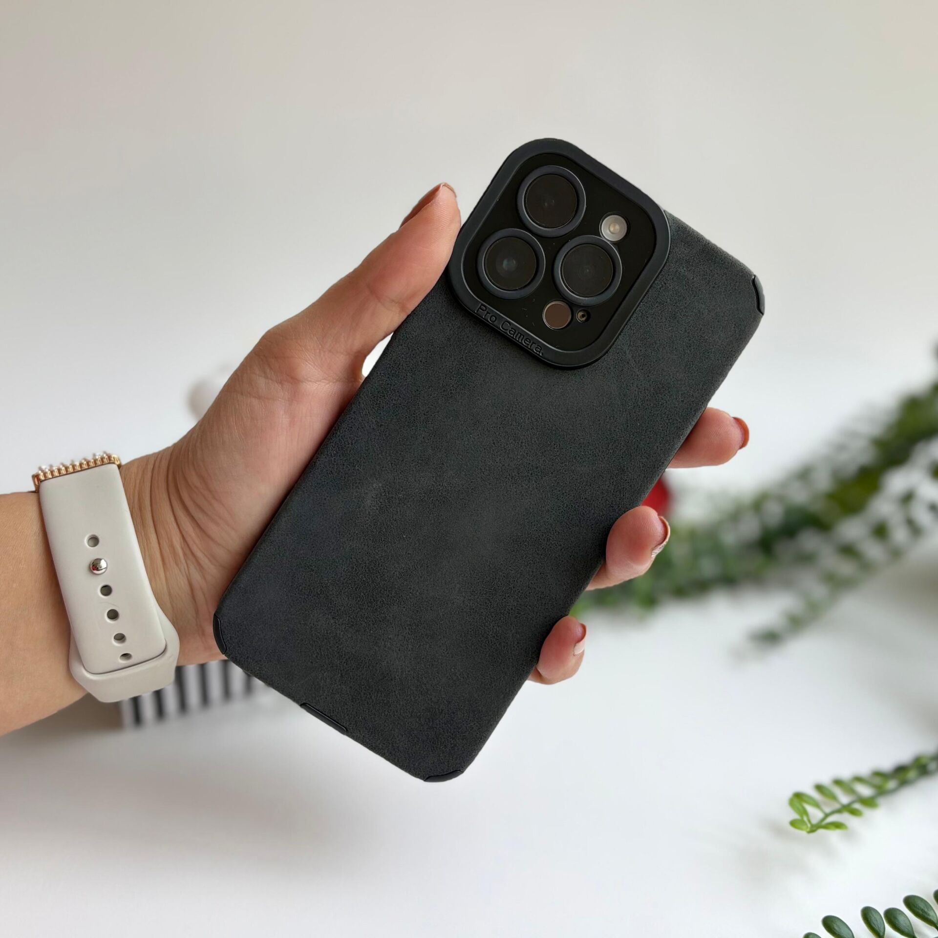 Siyah Süet Lens Korumalı Kılıf - Iphone 14/13 Uyumlu