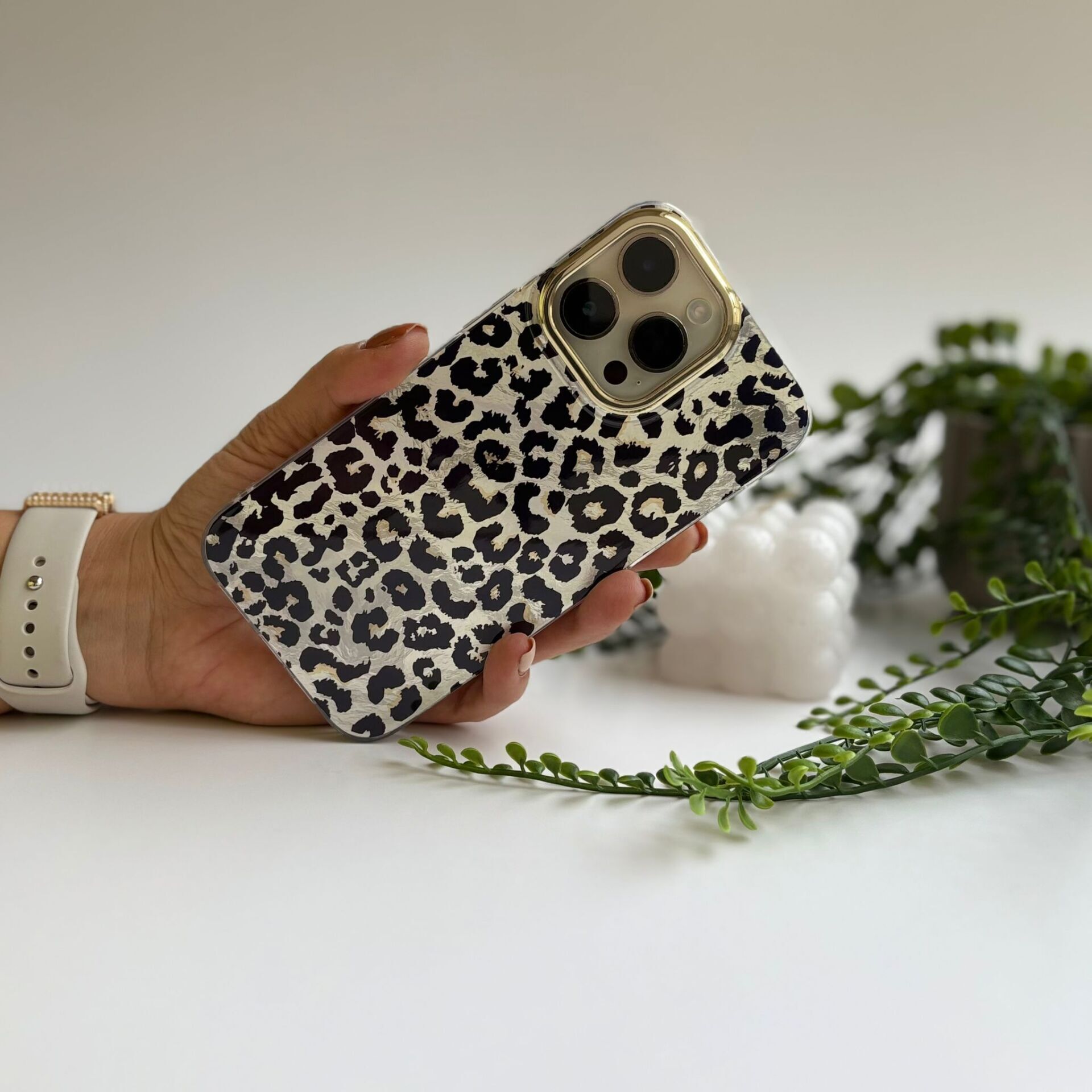 Parlak Yüzeyli Şık Leopar Desenli iPhone 15 Pro Max Kılıf